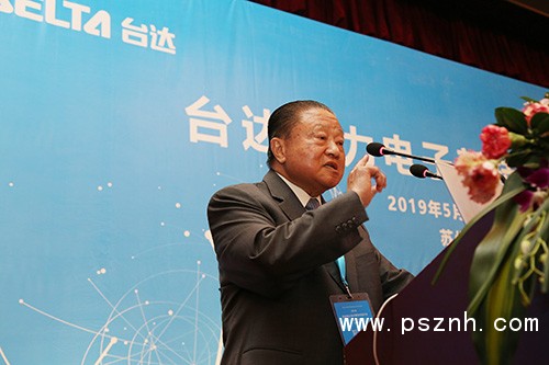 2-臺達(dá)創(chuàng)辦人暨榮譽董事長鄭崇華先生強調(diào),我國電力電子學(xué)科的蓬勃發(fā)展,離不開師生的共同努力