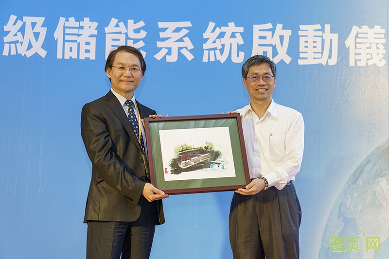 03-臺達(dá)儲能解決方案獲得沃旭能源肯定，裝置于沃旭捐贈彰化師范大學(xué)的示范案場，彰師大郭艶光校長(左)特向臺達(dá)能源基礎(chǔ)設(shè)施暨工業(yè)解決方案事業(yè)群總經(jīng)理張建...